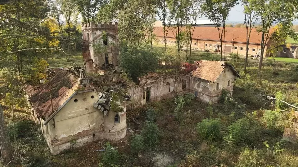Foto ruin zámku z dronu